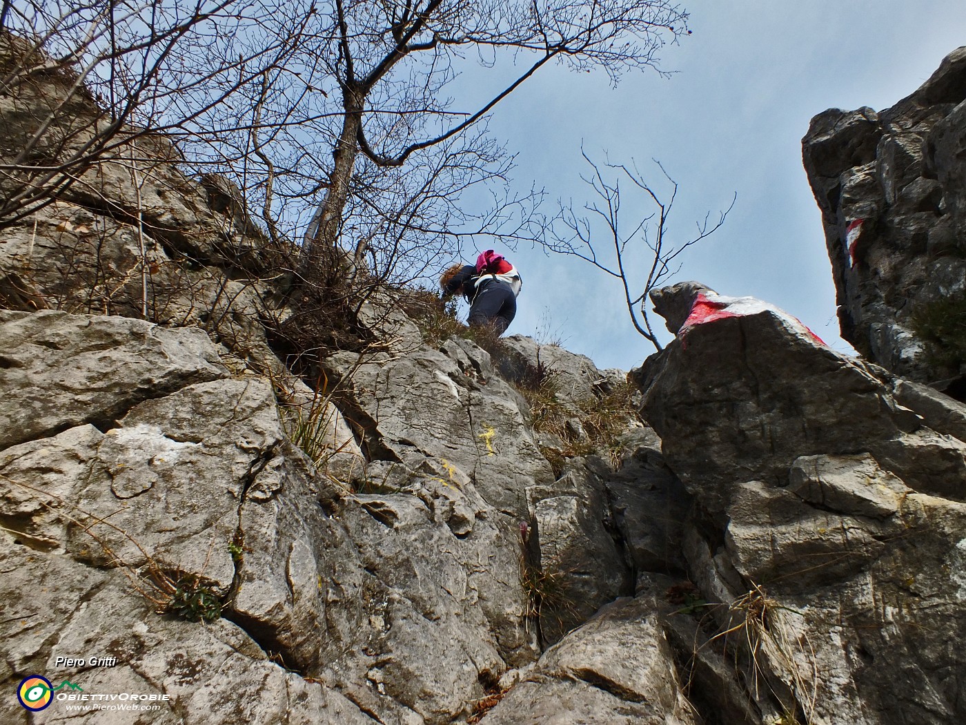 50 Su roccette aiutandosi con le mani.JPG